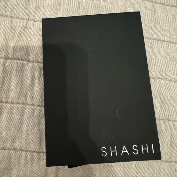 SHASHI Casino earrings in silver - Picture 4 of 4